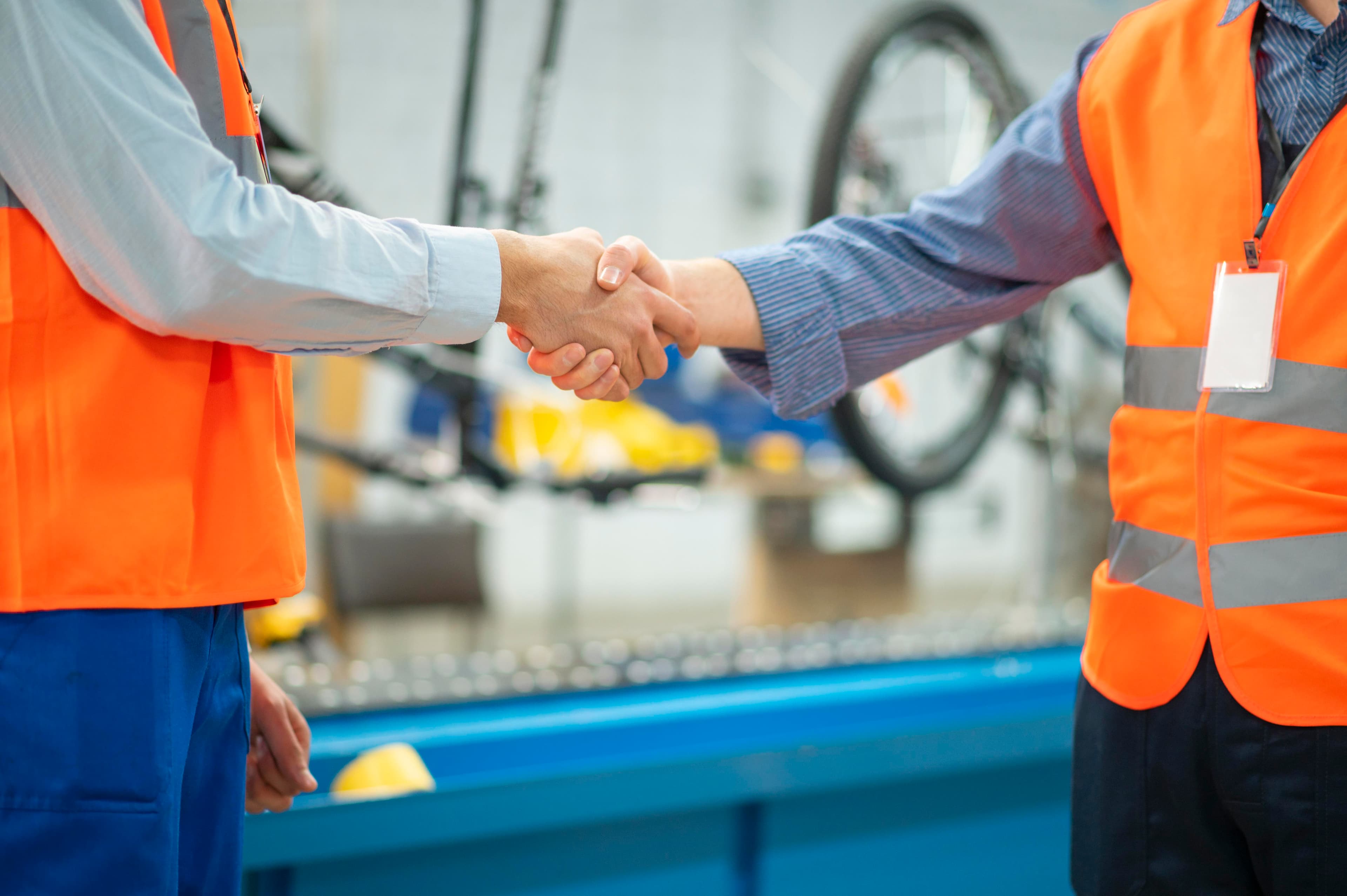 Apretón de manos entre profesionales industriales